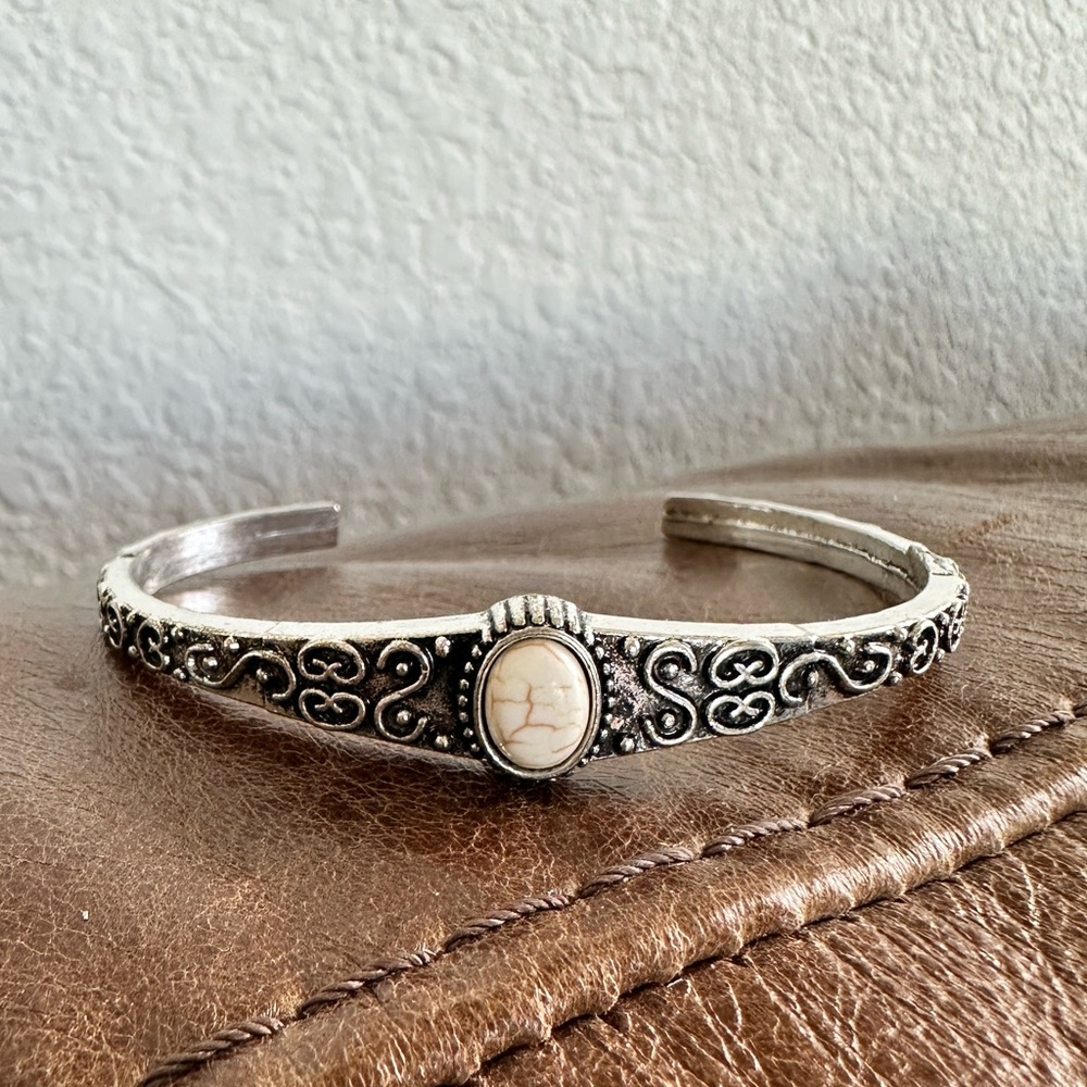 Paparazzi bracelet with off white stone